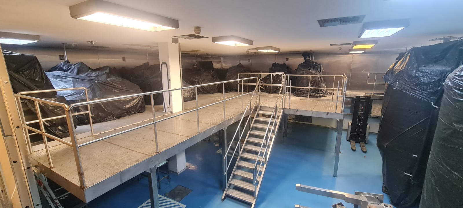 Plataforma com escada de acesso